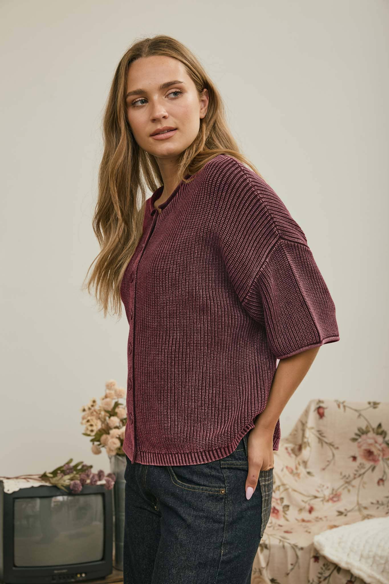 WASHED RIBBED SHORT SLEEVE ROLLED EDGE CARDIGAN: BURGUNDY