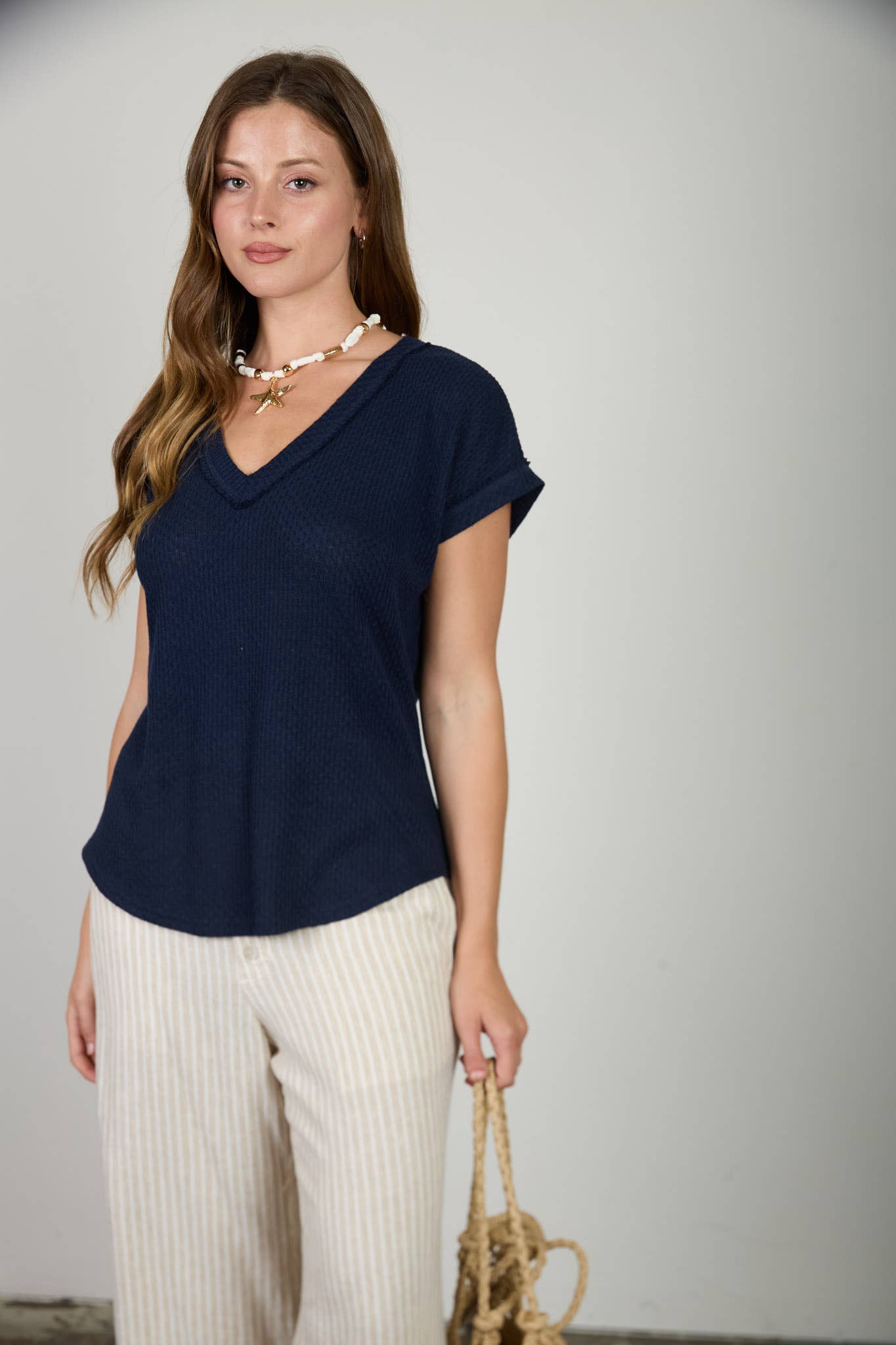 V NECK SHORT SLEEVE TEXTURED KNIT TOP: NAVY