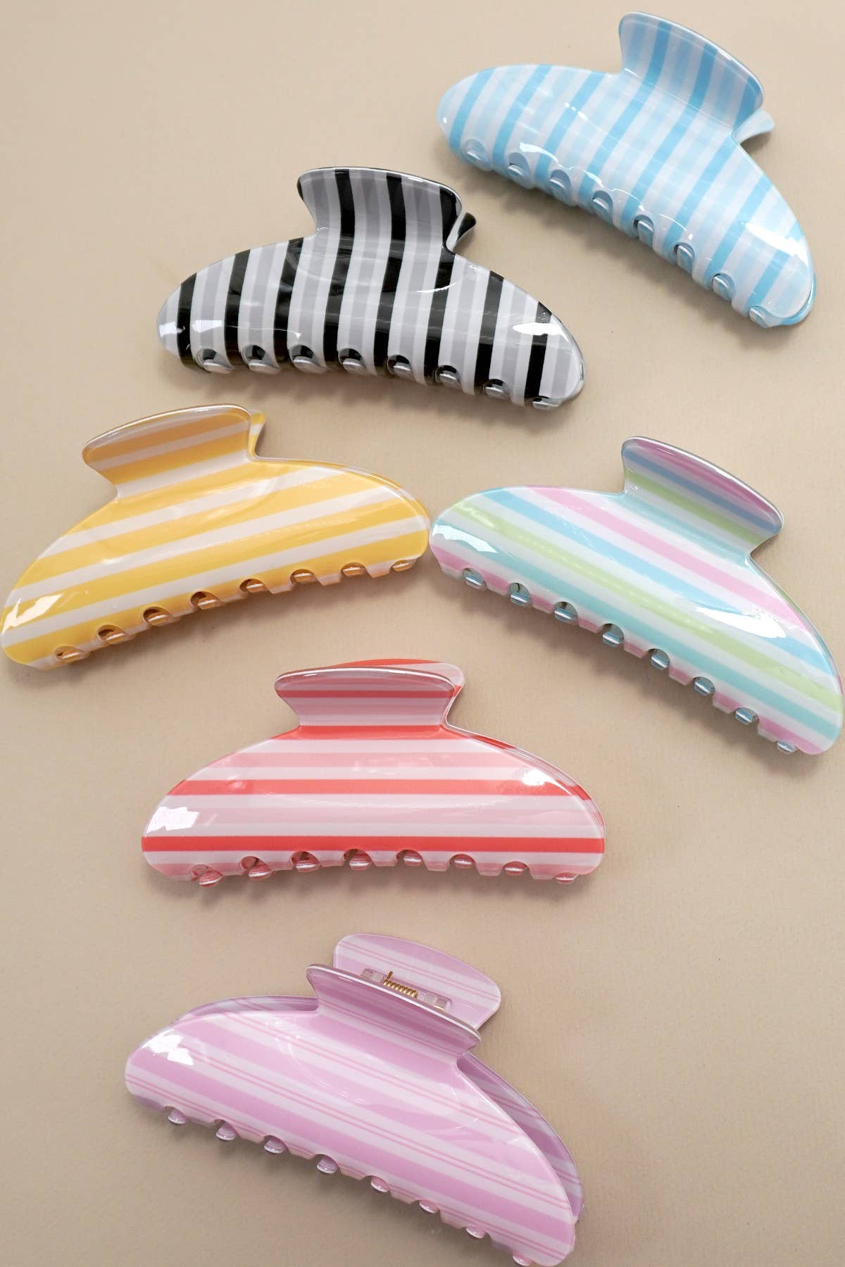 JUMBO STRIPE PLAID OVAL HAIR CLAW CLIPS: Black