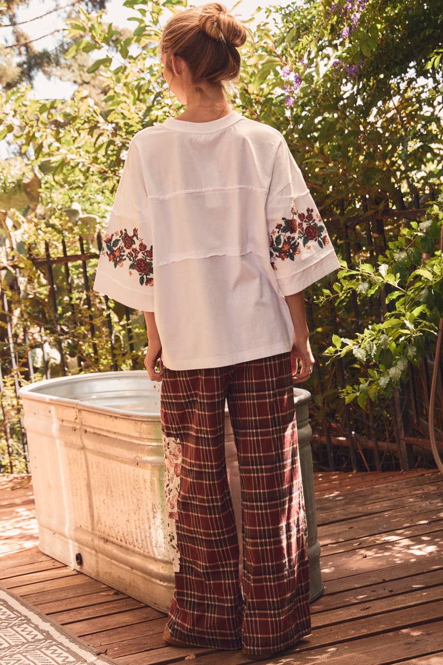 Floral Embroidered Knit Top: WHITE