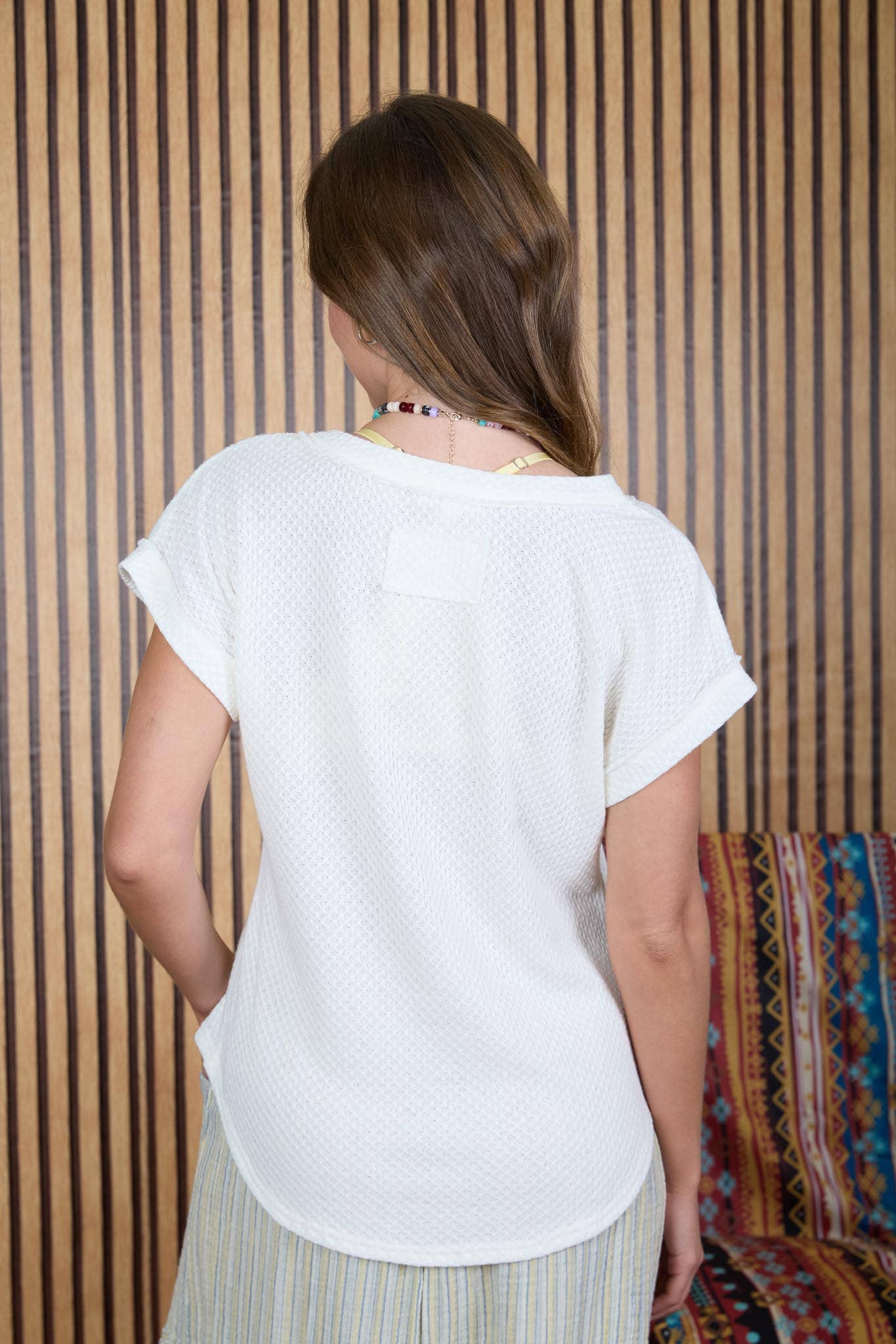 V NECK SHORT SLEEVE TEXTURED KNIT TOP: CREAM