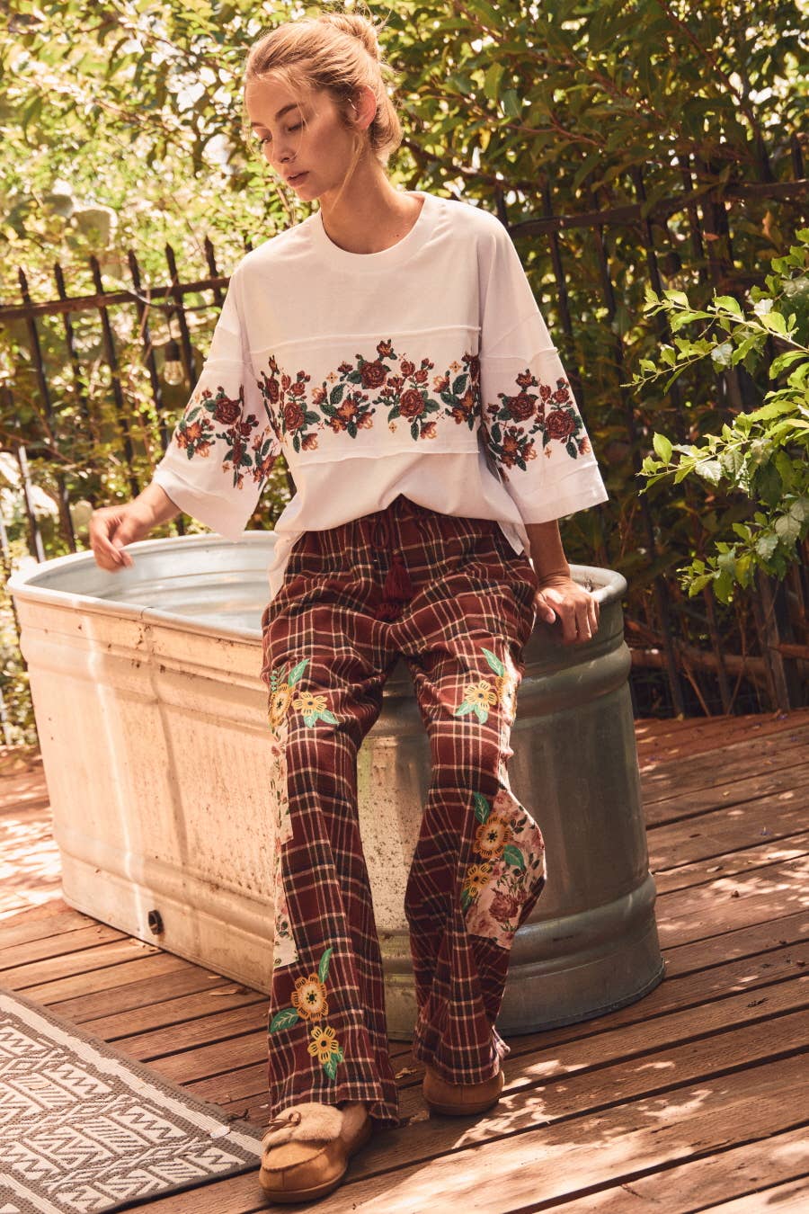 Floral Embroidered Knit Top: WHITE