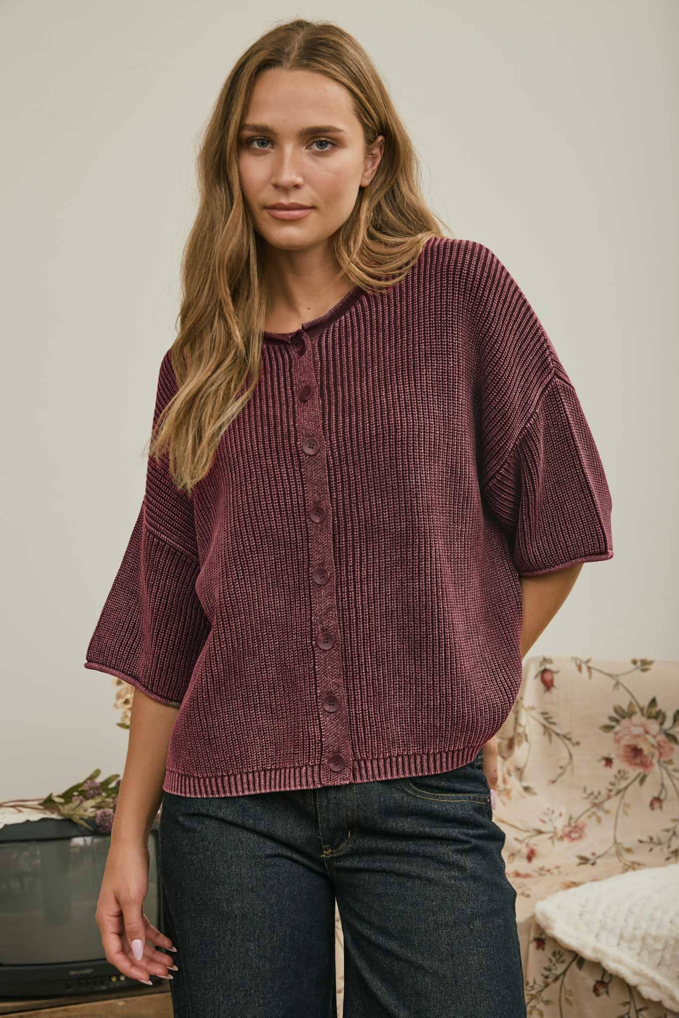 WASHED RIBBED SHORT SLEEVE ROLLED EDGE CARDIGAN: BURGUNDY
