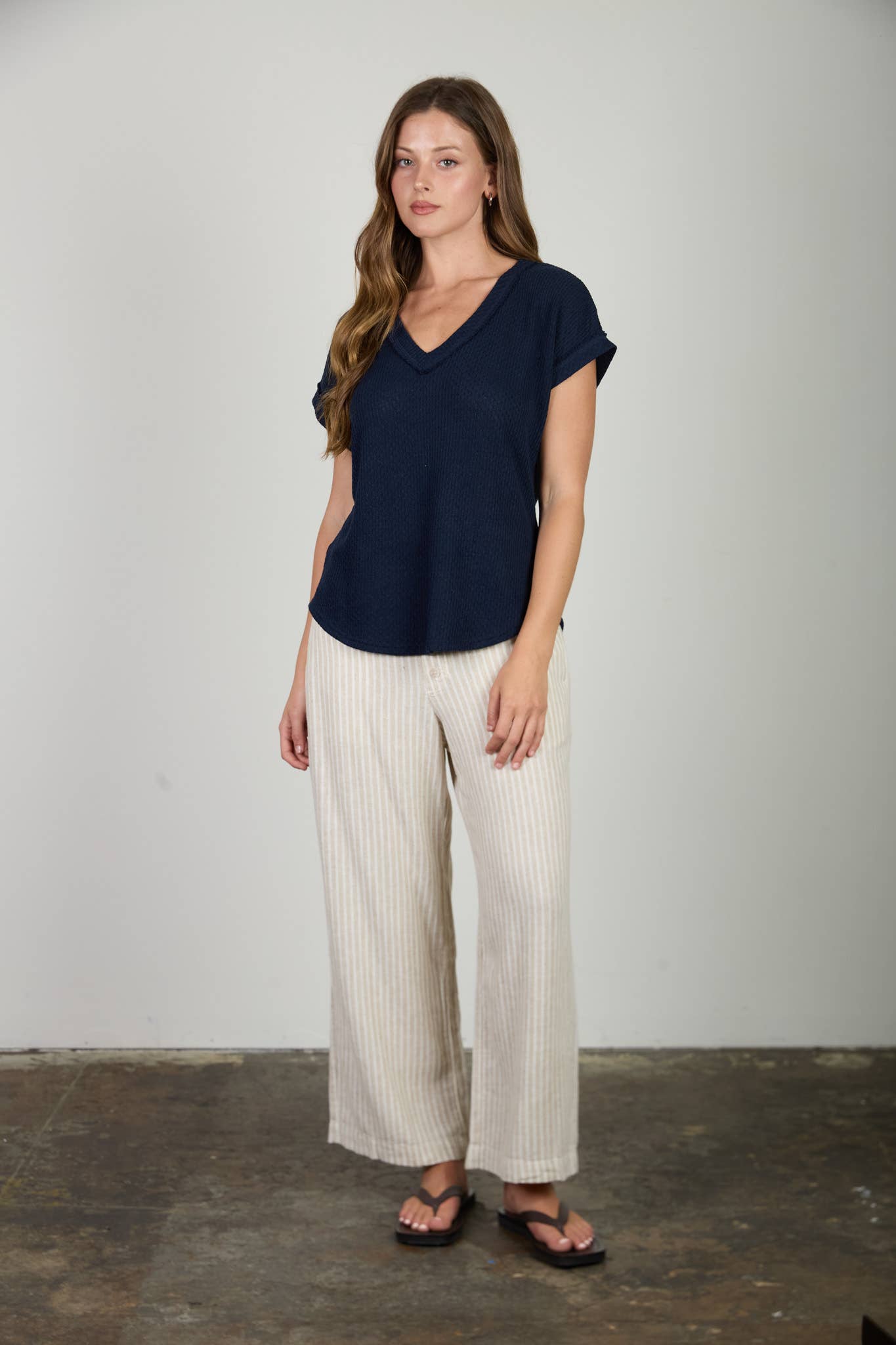 V NECK SHORT SLEEVE TEXTURED KNIT TOP: NAVY