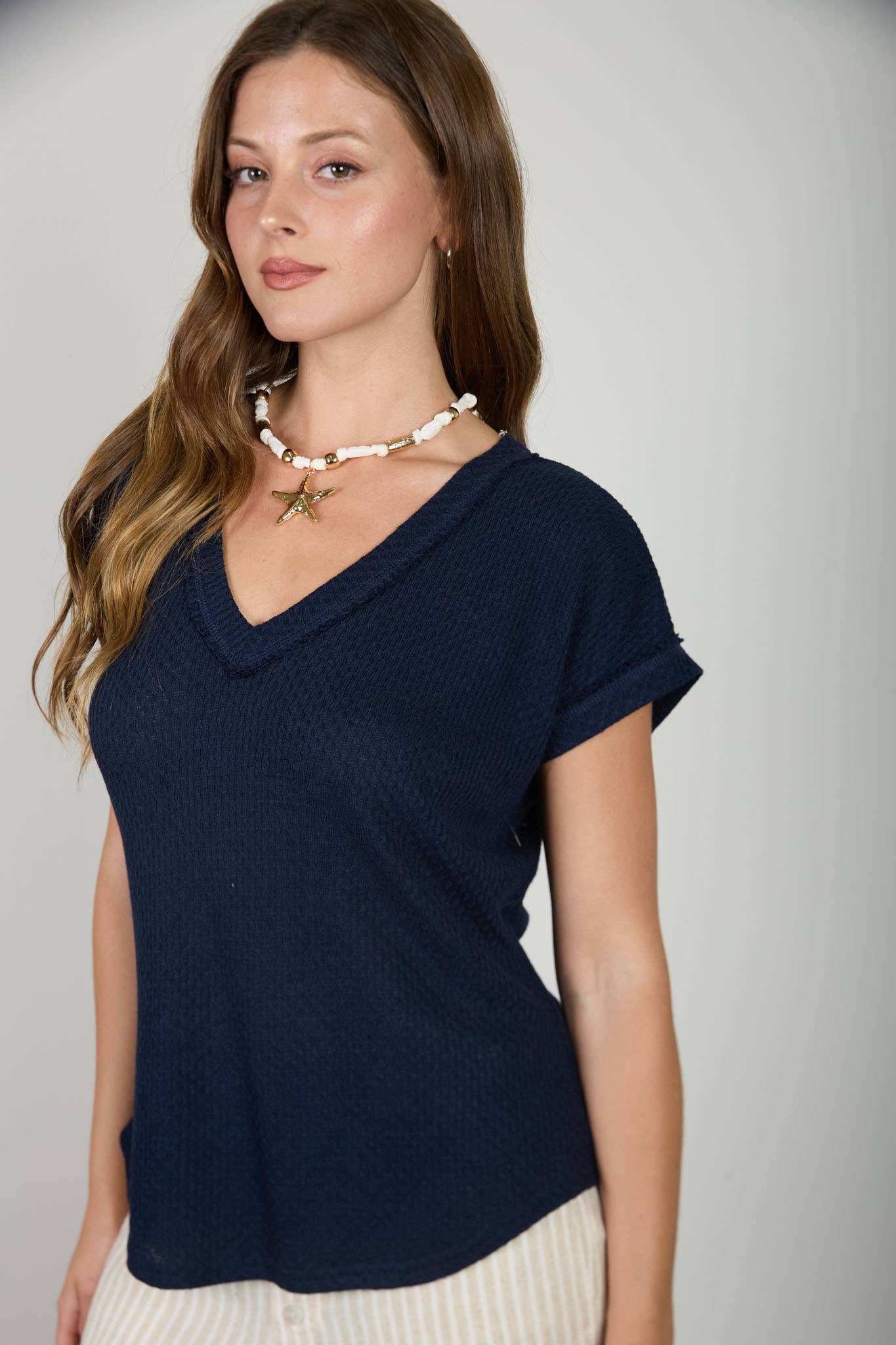 V NECK SHORT SLEEVE TEXTURED KNIT TOP: NAVY