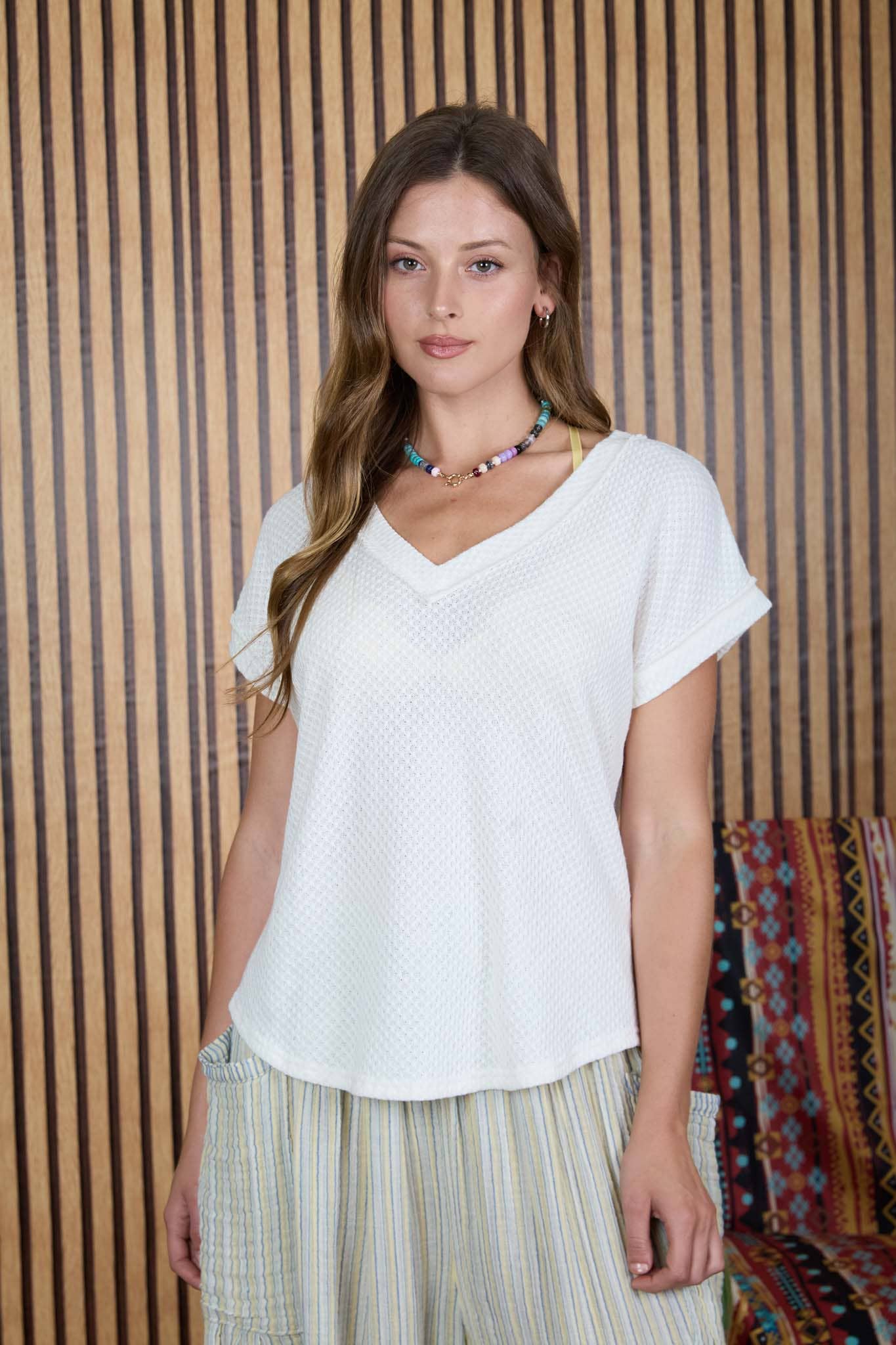 V NECK SHORT SLEEVE TEXTURED KNIT TOP: CREAM