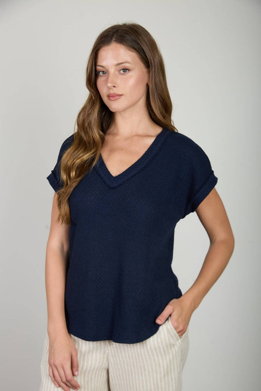 V NECK SHORT SLEEVE TEXTURED KNIT TOP: NAVY