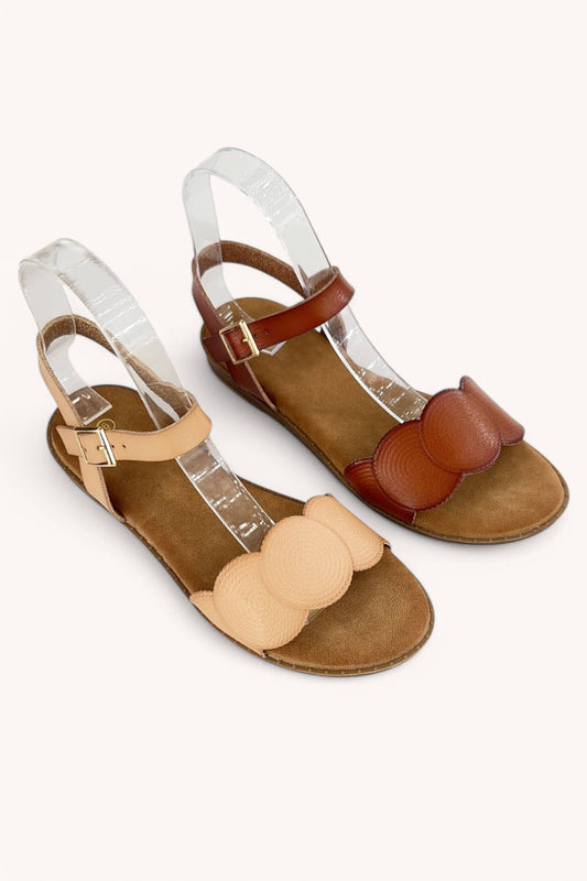 LEISURE-13 VINTAGE TEXTURED SCALLOP EDGE SANDALS: BROWN