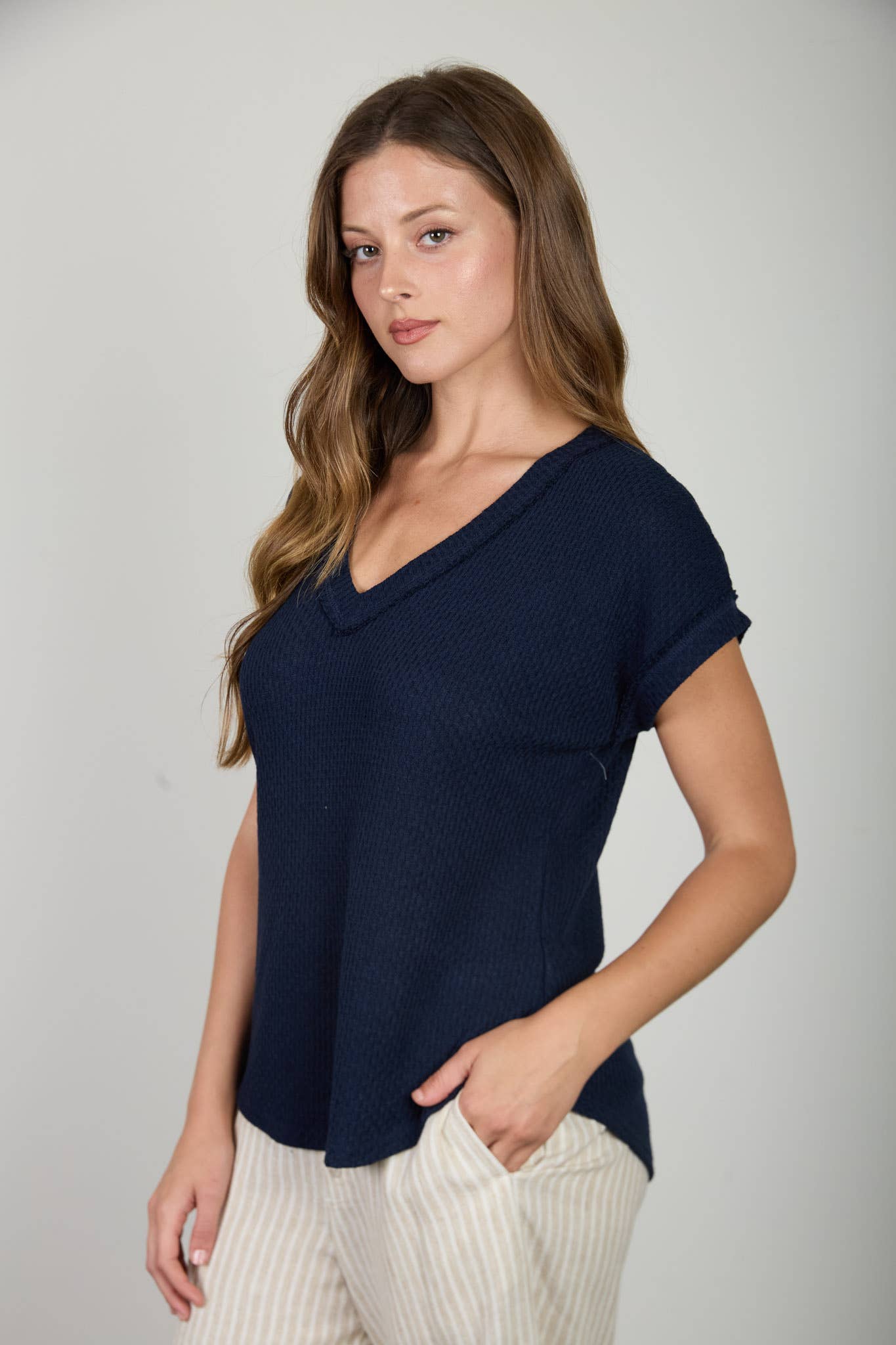 V NECK SHORT SLEEVE TEXTURED KNIT TOP: NAVY