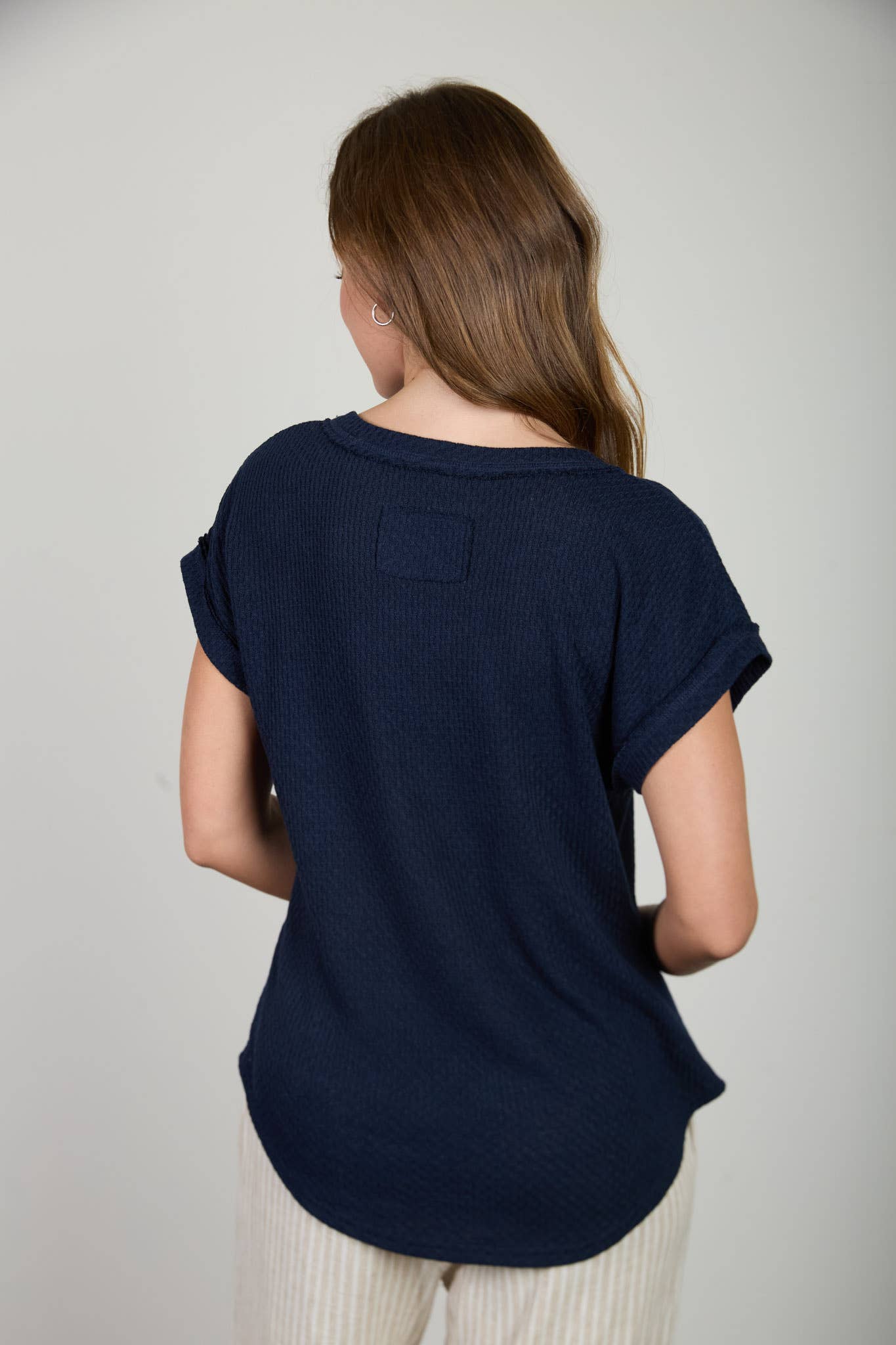 V NECK SHORT SLEEVE TEXTURED KNIT TOP: NAVY