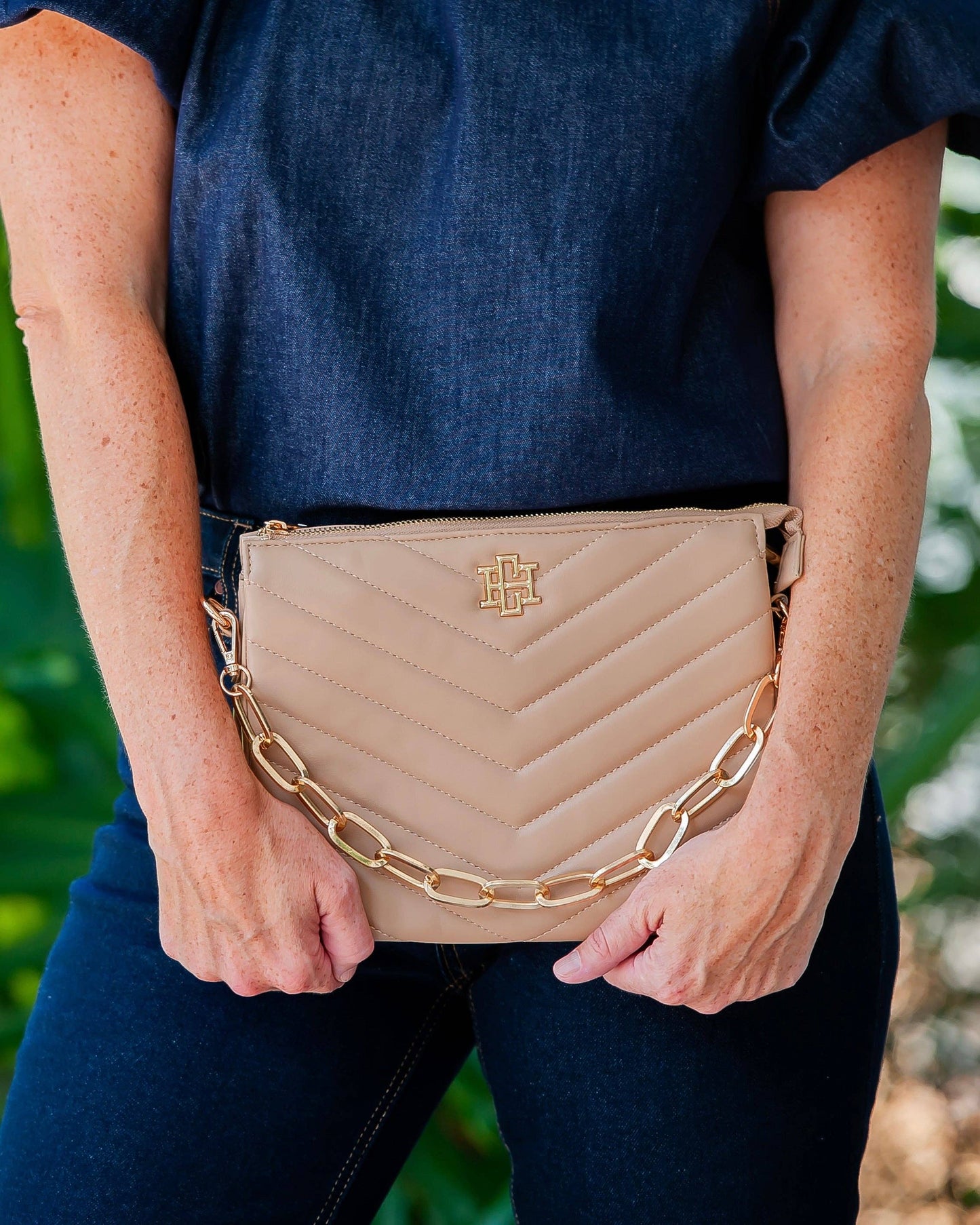 Ariana Crossbody Latte VQ: Default